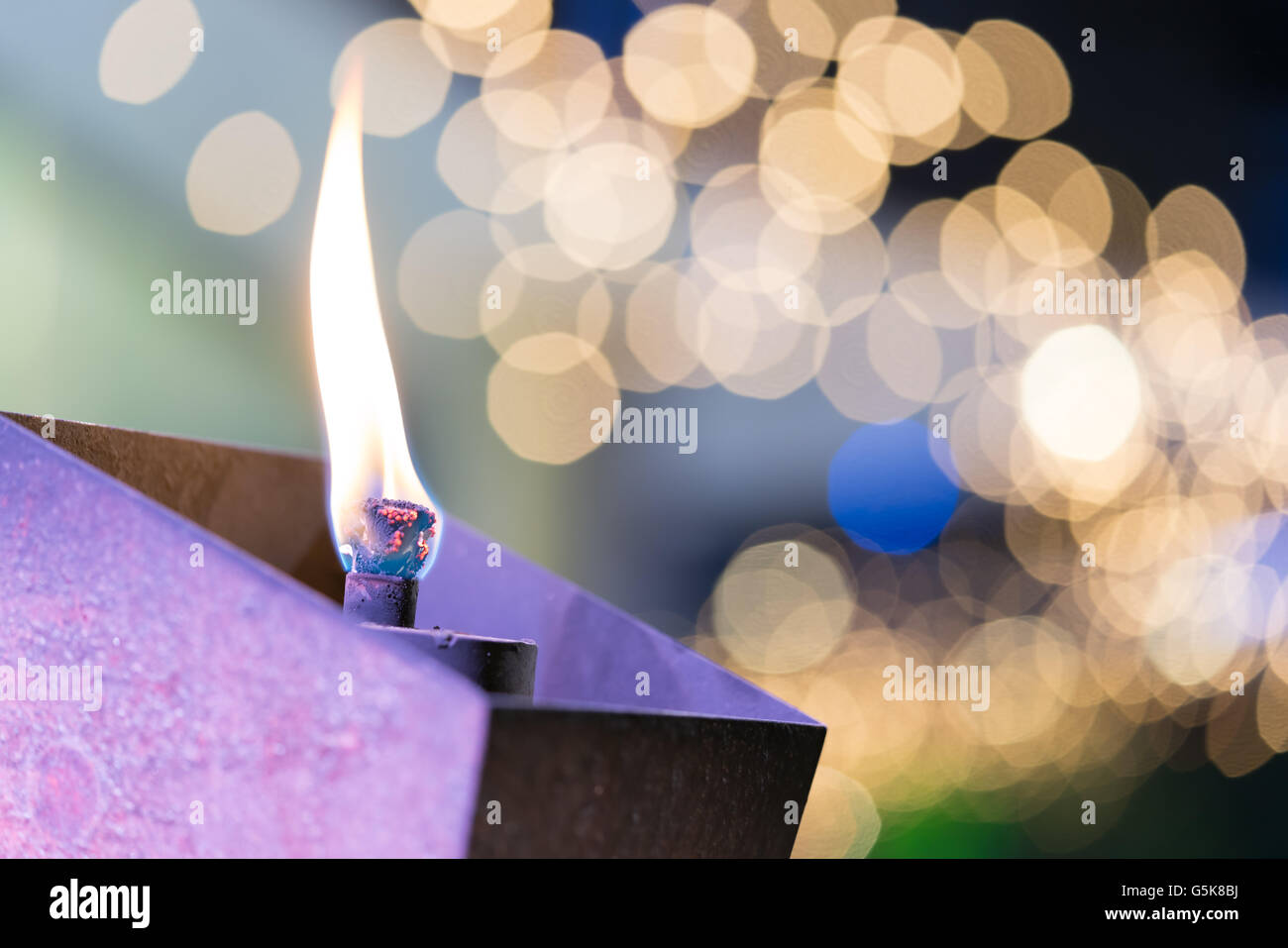 Flaming torch ou bougie dans jardin, belle arrière-plan flou, macro close-up shot Banque D'Images
