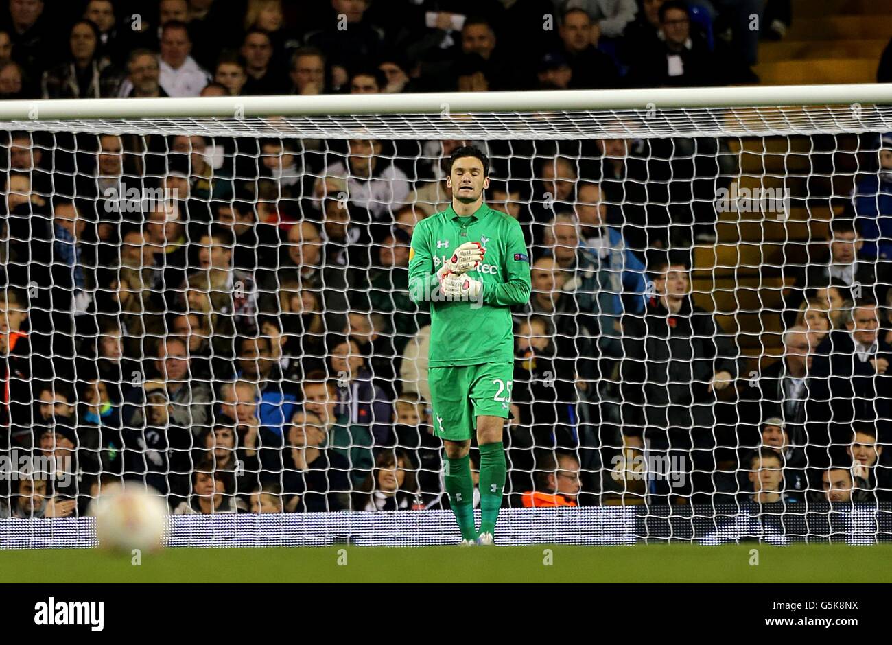 Football - Europa League - Groupe J - Tottenham Hotspur / NK Maribor - White Hart Lane.Le gardien de but de Tottenham Hotspur Hugo Lloris est abattu après avoir fait une erreur pour permettre à Robert Beric de Maribor de marquer Banque D'Images