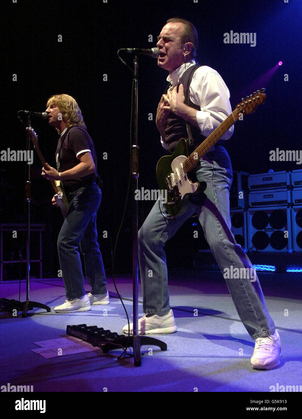 Francis Rossi (à droite) et Rick Parfitt, de statu quo, sont sur scène aux Fairfield Halls de Croydon.Parfitt aurait été victime d'un traumatisme de la souche repétative, mais le groupe continue comme normal avec la jambe britannique de leur jamais dire jamais de tournée. Banque D'Images