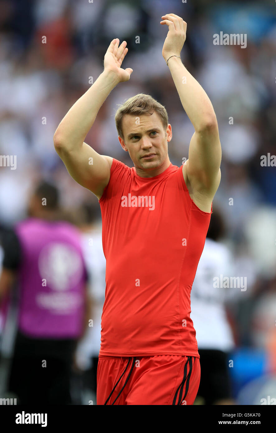 Allemagne gardien Manuel Neuer applaudit les fans après l'UEFA Euro 2016, Groupe C match au Parc des Princes, Paris. Banque D'Images