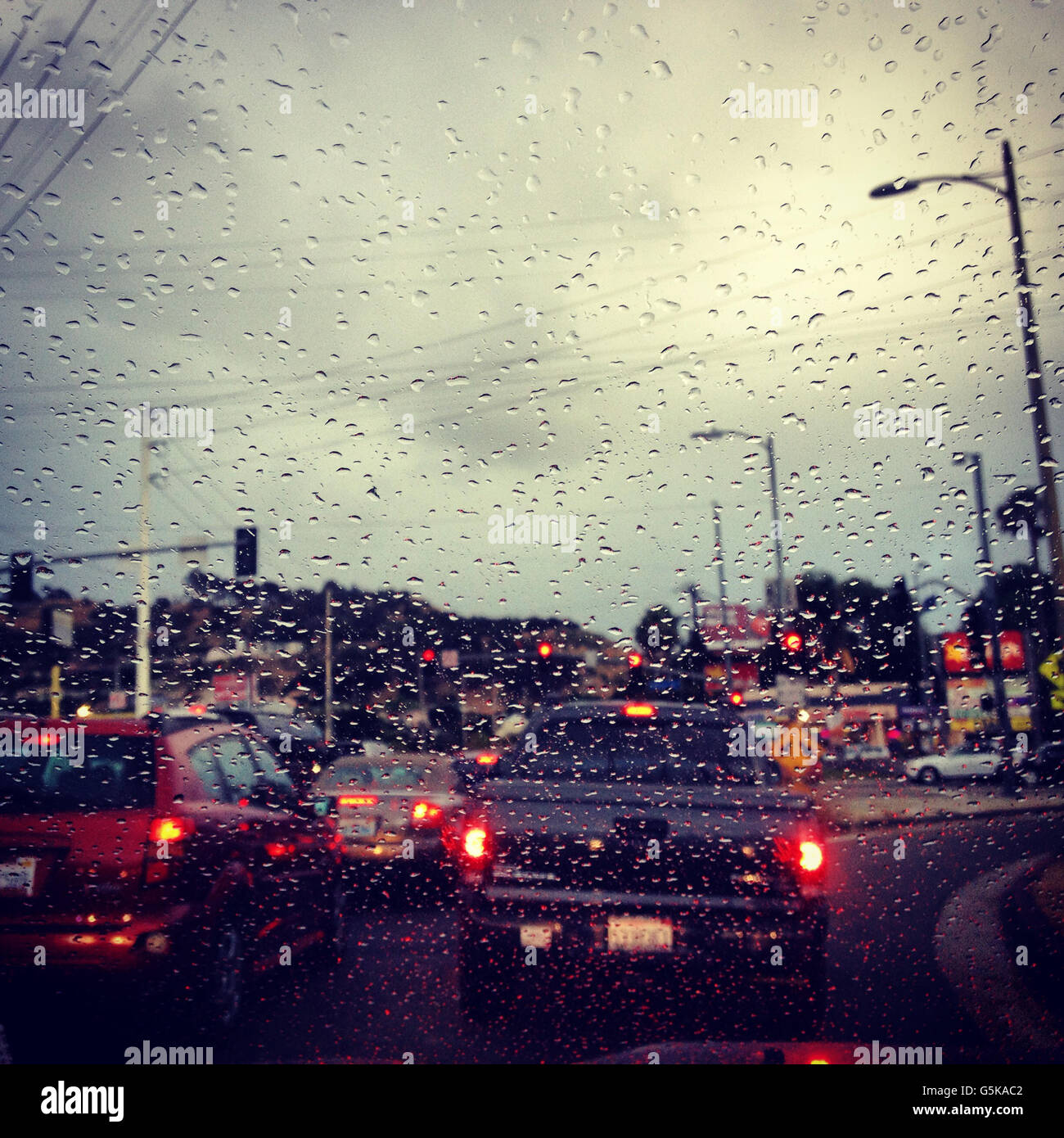 Le trafic via le pare-brise de voiture des pluies - Image de stock capturée avec un smartphone
