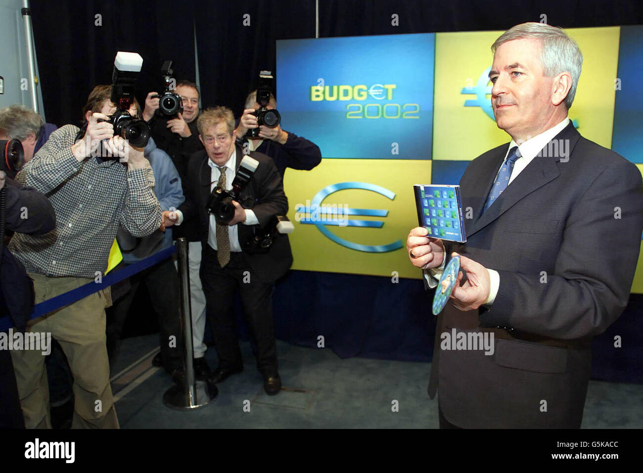 Le ministre irlandais des Finances, Charlie McCreevy, lors d'une séance photo à Dublin, avant de prononcer son discours sur le budget à Dail, le Parlement irlandais. *... ce sera le premier budget à utiliser la monnaie de l'euro, car la plupart des changements annoncés entreront en vigueur en 2002 quand l'euro sera utilisé. Banque D'Images