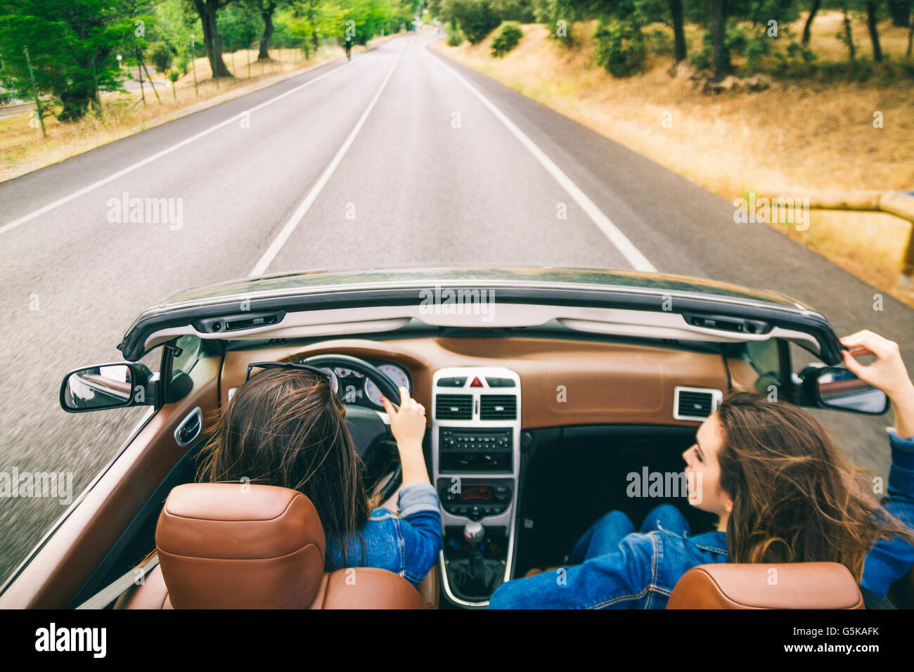 Les femmes au volant in convertible Banque D'Images