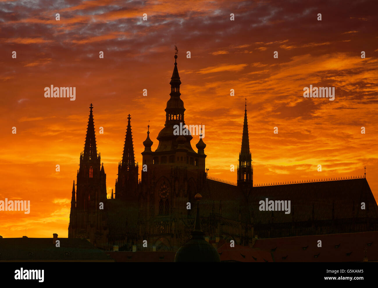 Silhouette of ornate church contre sunset sky Banque D'Images