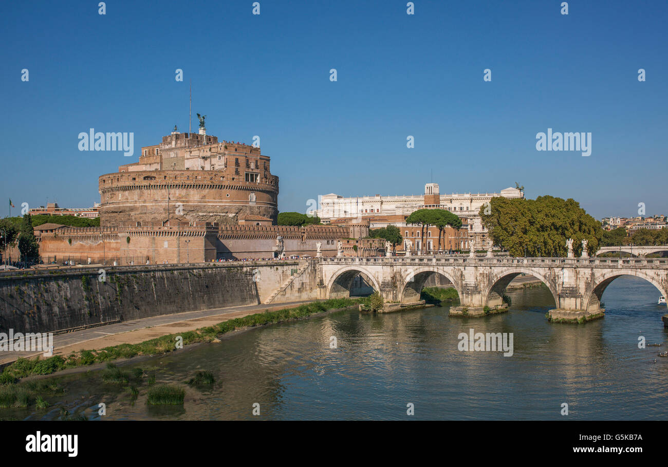 Sant Angelo Château et du pont sous le ciel bleu, Rome, Latium, Italie Banque D'Images