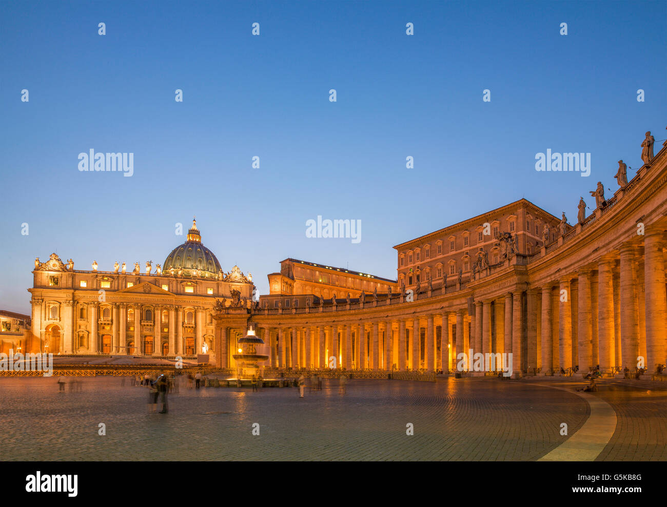Basilique Saint Pierre au Vatican illuminé la nuit, Rome, Latium, Italie Banque D'Images