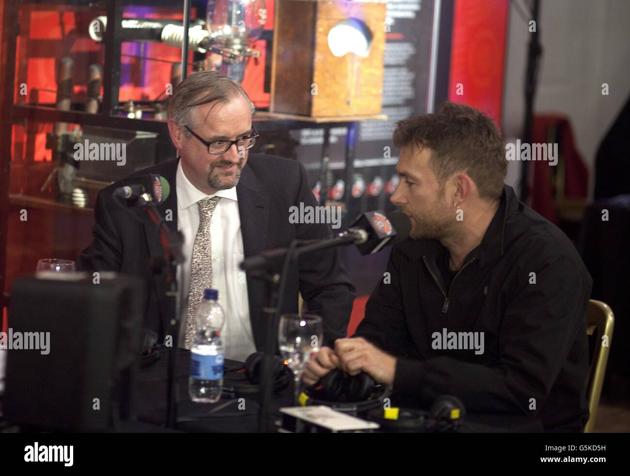 À l'occasion du 90e anniversaire de la première émission de la BBC, Tim Boon, responsable de la recherche et de l'histoire publique au Musée des Sciences et Damon Albarn, vivent sur le temps de conduite avec Simon Mayo à la radio 2, devant une partie de l'émetteur 2LO original au Musée des Sciences, devant le Diffusion de l'appel 2LO de Damon Albarn dans le monde entier. Banque D'Images
