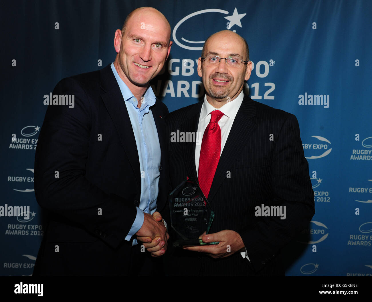 Lawrence Dallaglio félicite Ian McMahon de Hong Kong Rugby Union - opération Breakthrough pour le prix du programme communautaire de l'année, lors du Rugby Expo Awards 2012 et dîner dans LE LIVE Room, Twickenham. Banque D'Images