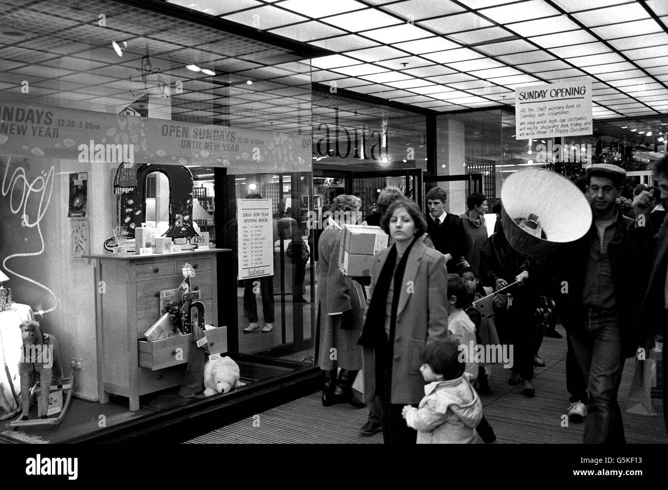 Les ouvertures de magasin le dimanche Banque D'Images