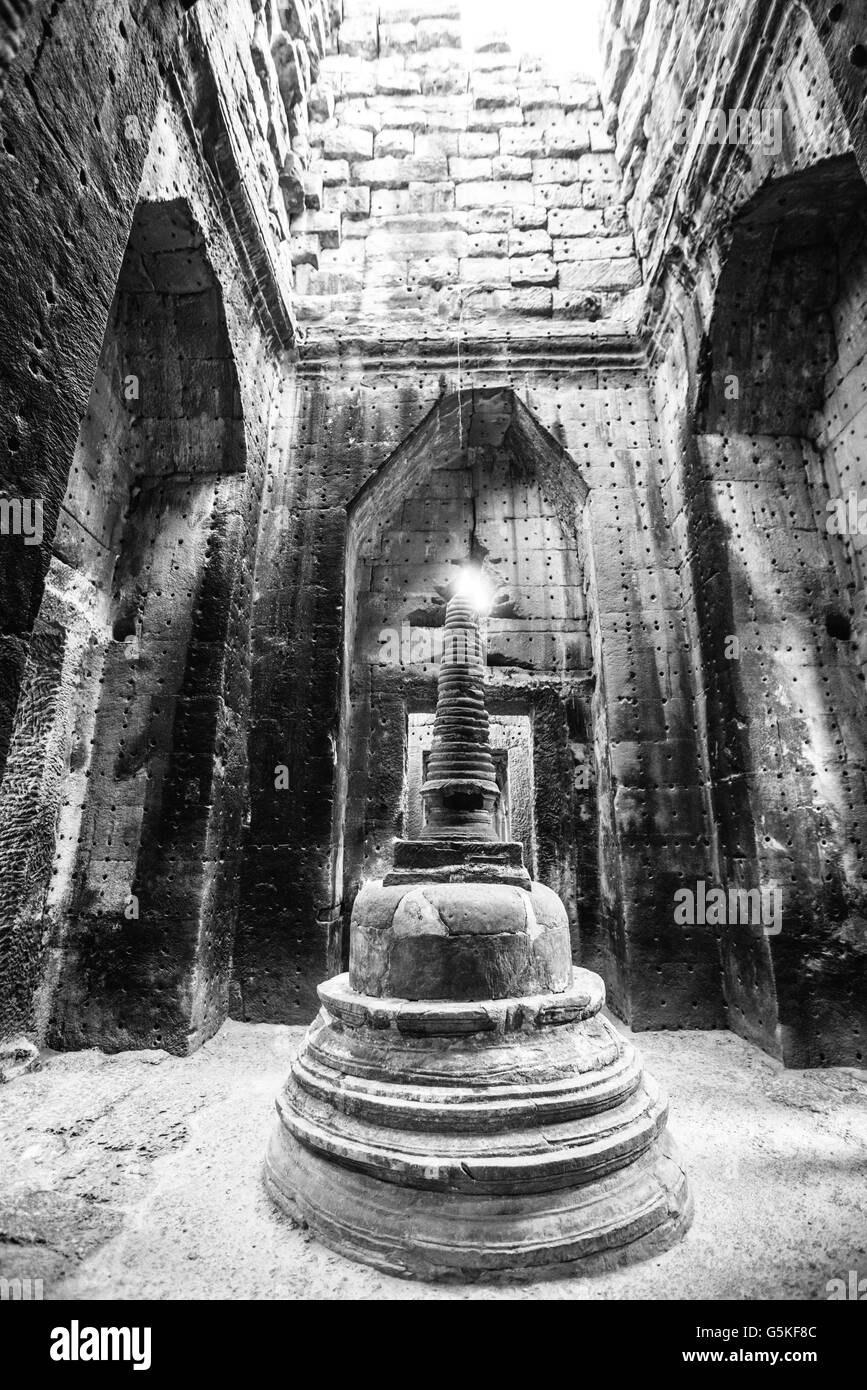 Intérieur de l'ancien temple à Angkor Wat, Siem Reap, Cambodge Banque D'Images
