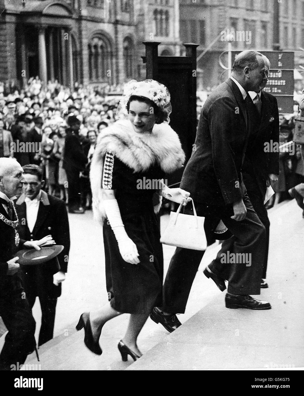 Le duc de Gloucester, accompagné de la duchesse de Gloucester, arrive à l'ouverture du Royal Scottish Museum à Édimbourg.* 23/12/01 la princesse Alice, anciennement la douchesse de Gloucester, fêtera son 100e anniversaire le jour de Noël 2001.La tante de la Reine et la duchesse de Gloucester la longévité est surpassée au sein de la famille royale par seulement la Reine mère qui a 17 mois son aîné. Banque D'Images