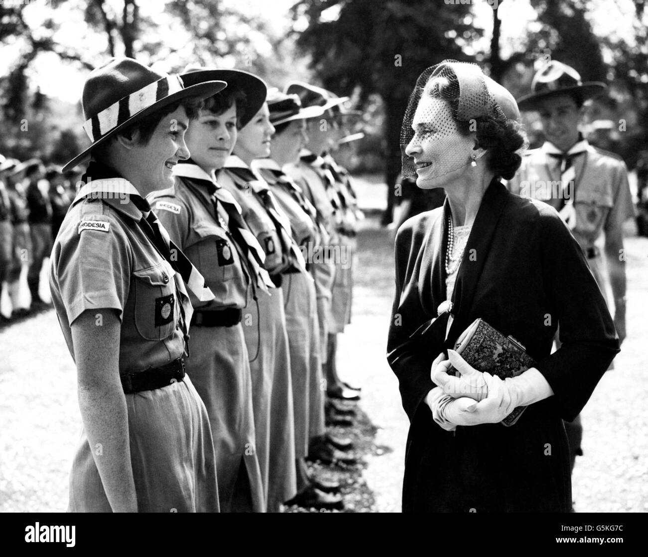 La duchesse de Gloucester discutant avec Lady Cub Maître Jean Dyke (caméra la plus proche) du contingent de Rhodésie de Souhern dans le domaine de Marlborough House, Londres. La princesse Alice, anciennement la duchesse de Gloucester, célébrera son 100e anniversaire le jour de Noël 2001. 30/10/04: La princesse Alice, décédée hier à l'âge de 102 ans, a annoncé Buckingham Palace. Banque D'Images