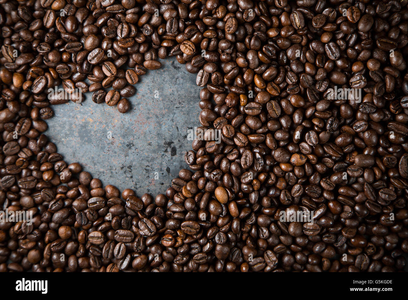 Cœur dans les fèves de café sur fond de métal Banque D'Images