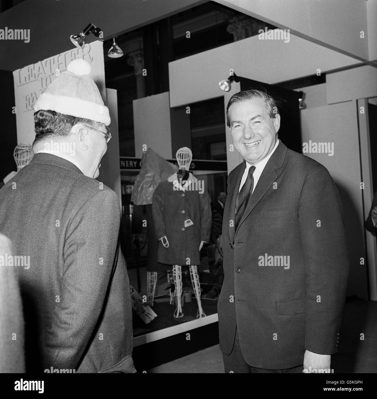 Le chancelier de l'Échiquier James Callaghan (r) admire un nouveau style de chapeau d'hiver en cuir et fourrure porté par George Odey (l) à l'International Leather Fair.M. Odey est président de la Fédération britannique du cuir. Banque D'Images