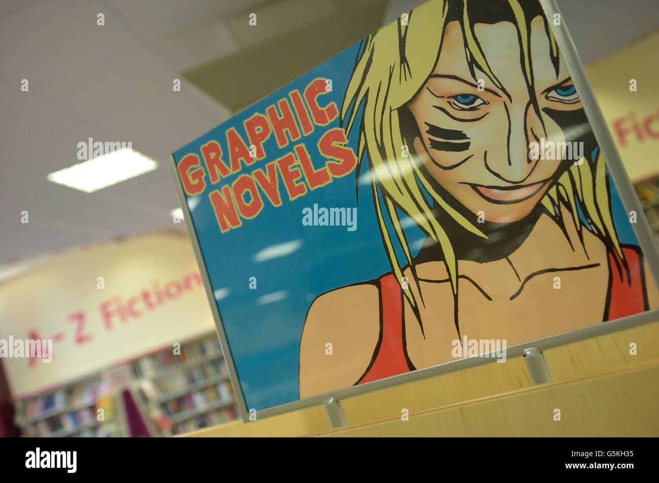 Roman graphique de l'article dans une bibliothèque publique. L'Angleterre. UK Banque D'Images