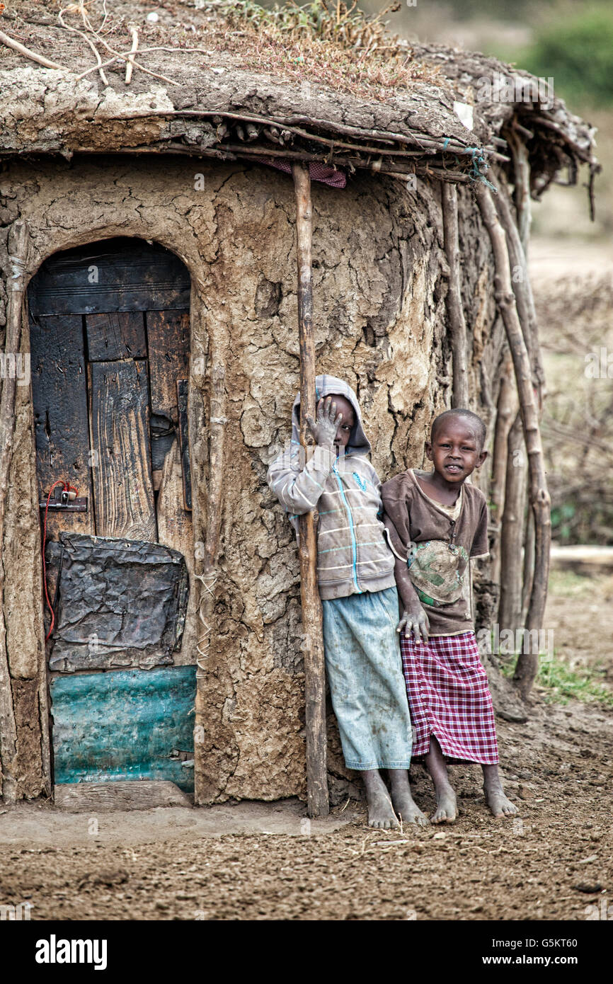Deux enfants debout dans un village Masai au Kenya, Afrique. Banque D'Images