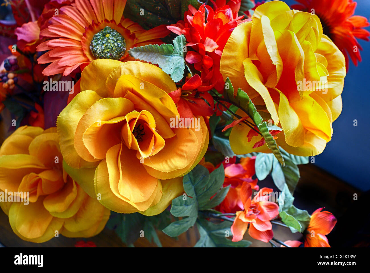 Photo de quelques fleurs colorées à un marché de rue Banque D'Images