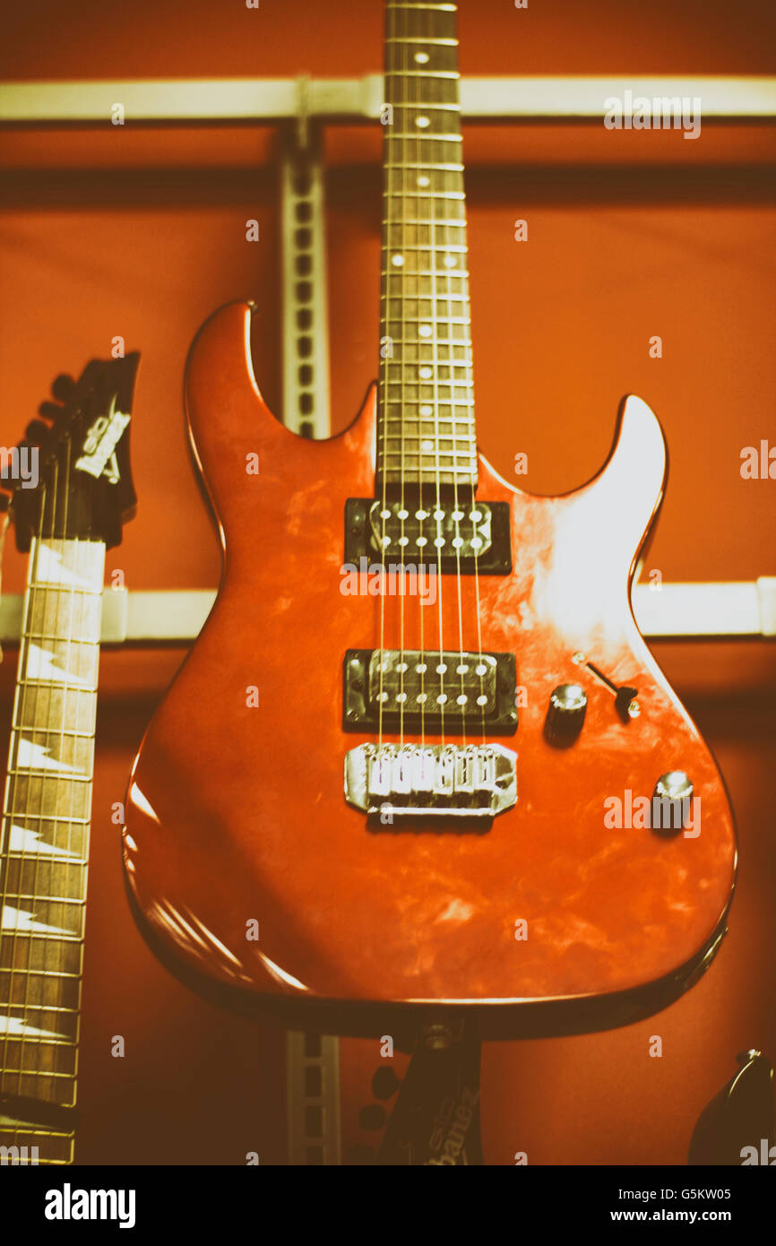 Photographie d'une guitare électrique sur un magasin de musique Banque D'Images