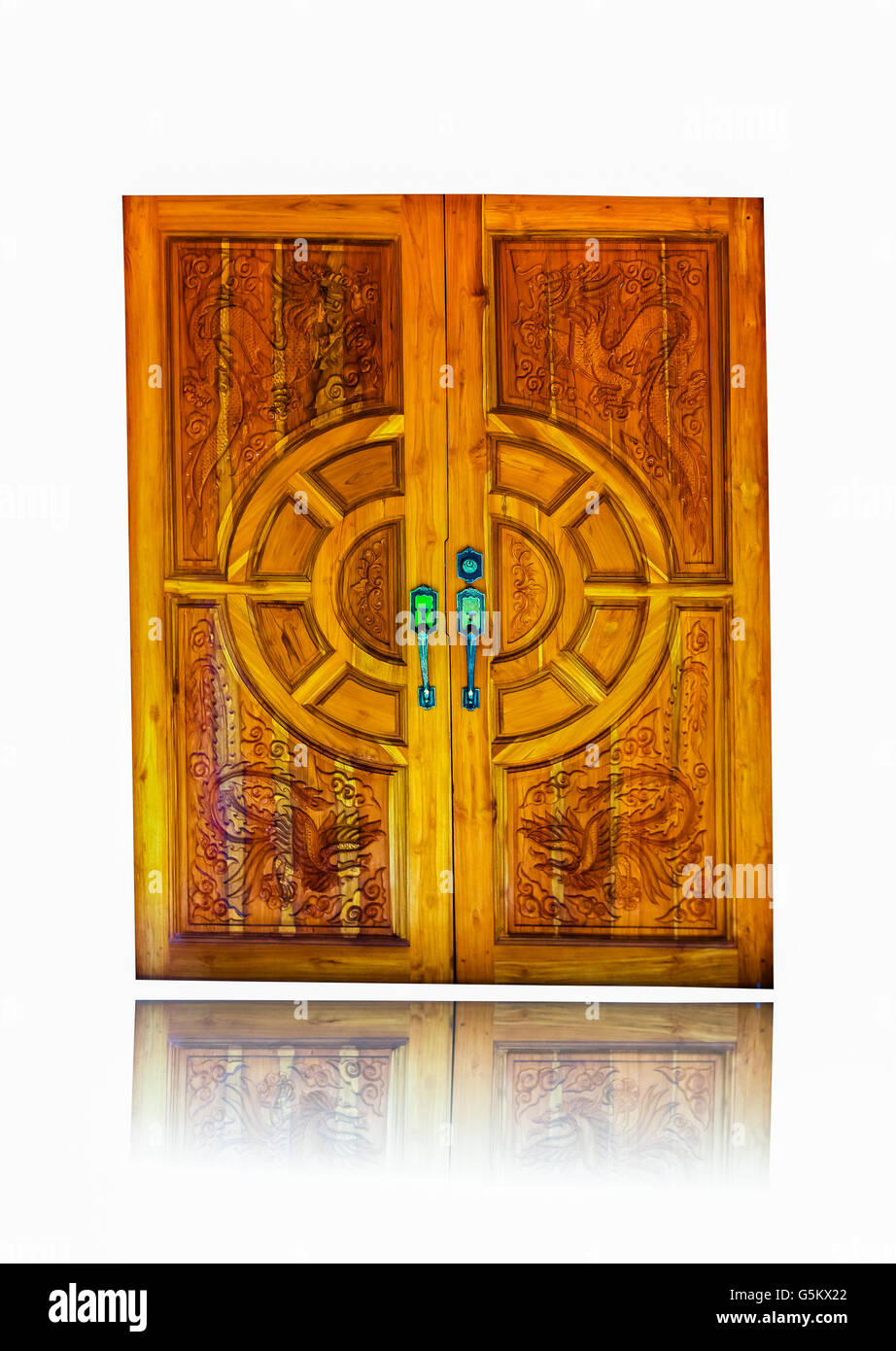 Porte en bois, décorées dans un style moderne porte métallique sur la poignée de porte en bois Banque D'Images