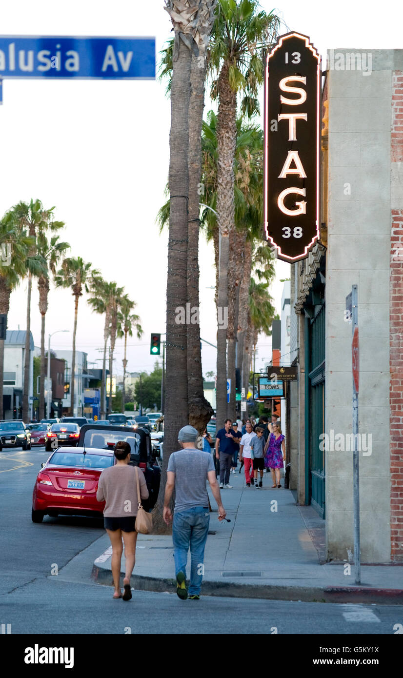 Couple en train de marcher sur Abbot Kinney Boulevard à Venice, Californie Banque D'Images