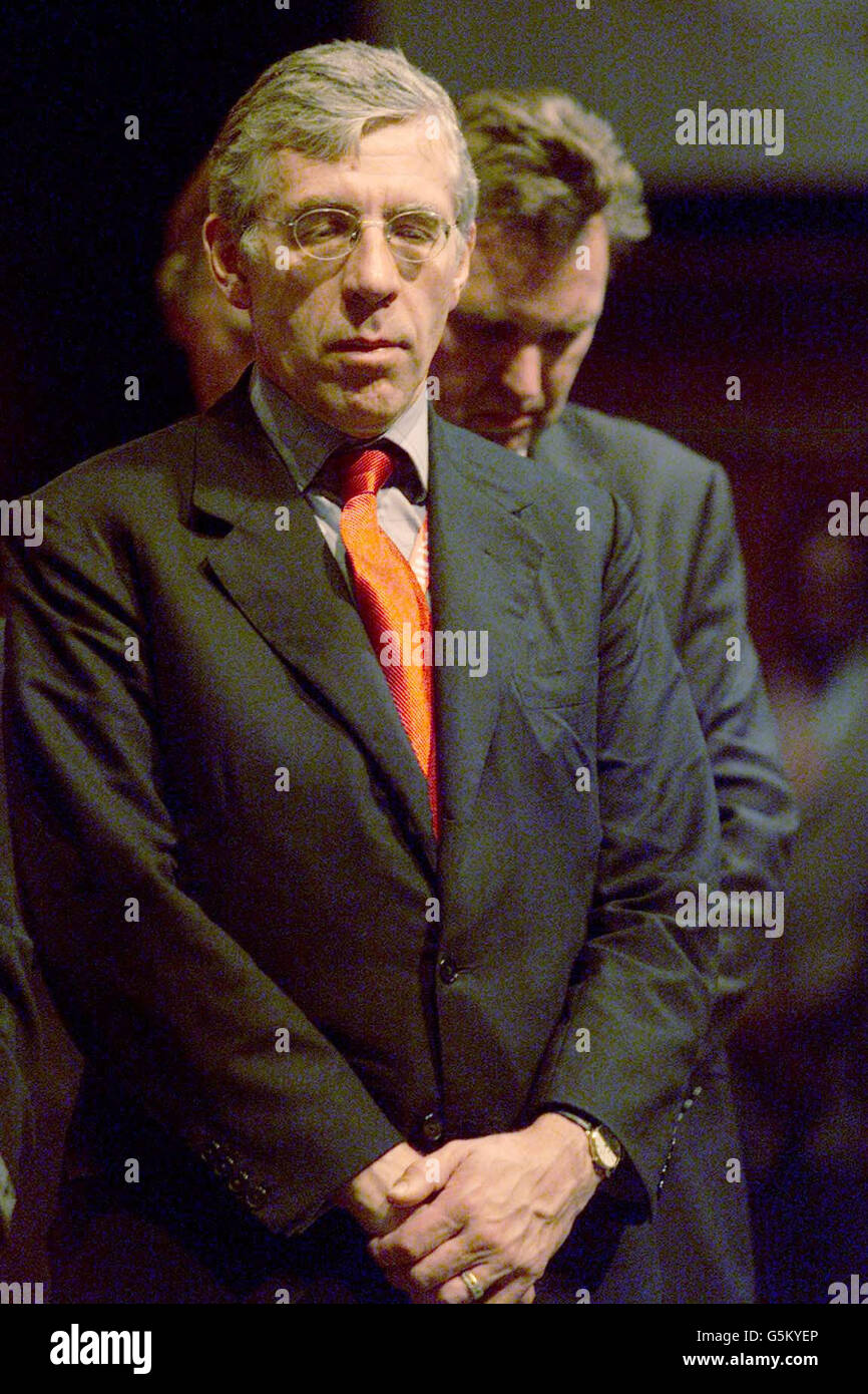 Le secrétaire aux Affaires étrangères Jack Straw et le secrétaire à la Santé Alan Milburn (B) se tiennent pour un silence de deux minutes pendant la séquence d'ouverture de la Conférence annuelle du Parti travailliste à Brighton.La conférence a eu lieu sous une sécurité accrue après les récents attentats terroristes aux États-Unis. Banque D'Images