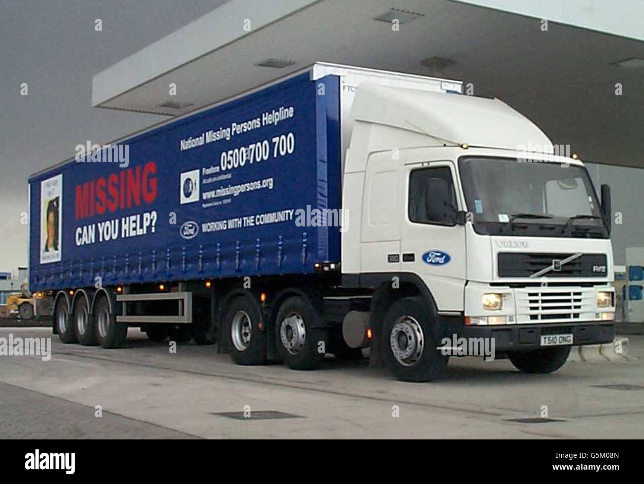 La Ford Motor Company, dont les camions parcourent la Grande-Bretagne pour transporter des composants automobiles, s'associe à la ligne d'assistance nationale pour les personnes disparues (NMPH) pour porter de grandes affiches sur leurs véhicules de personnes disparues. *le soutien de Ford à la NMPH fournira un certain nombre de grandes publicités de style "panneau d'affichage" pour faire connaître les détails des personnes disparues autour de la Grande-Bretagne, comme Milly Dowler de 13 ans de Walton on Thames et Sarah Benford de 16 ans, absente de Northampton depuis le 1/4/2000. Banque D'Images