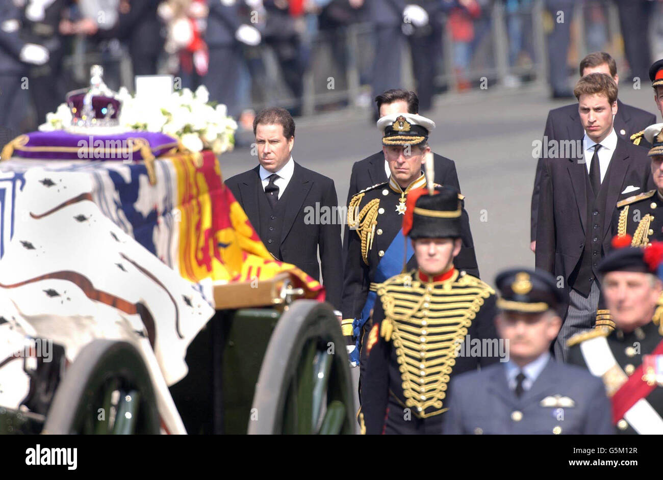 Le prince de Galles (au centre) le vicomte Linley (à gauche) et le prince William (à droite) suivent le cercueil de la reine mère de Grande-Bretagne pendant la procession cérémonielle de la chapelle de la reine à Westminster Hall à Londres, où elle se trouve dans l'État jusqu'à ses funérailles. Banque D'Images
