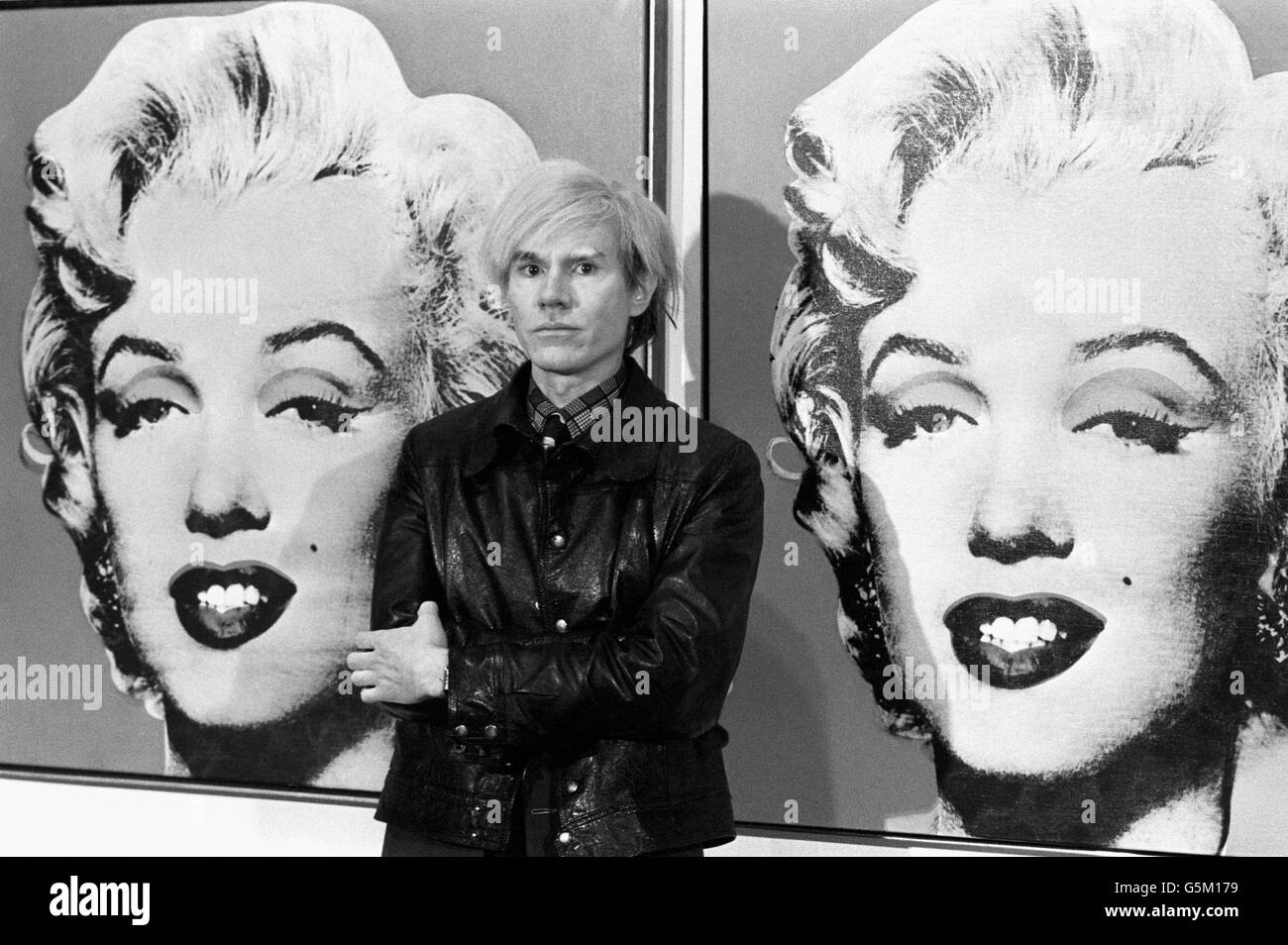 Andy Warhol, peintre et cinéaste de pop art américain, se tient devant son double portrait de la star de cinéma hollywoodienne Marilyn Monroe, à la Tate Gallery de Millbank, lors d'une présentation de presse de son exposition. Banque D'Images