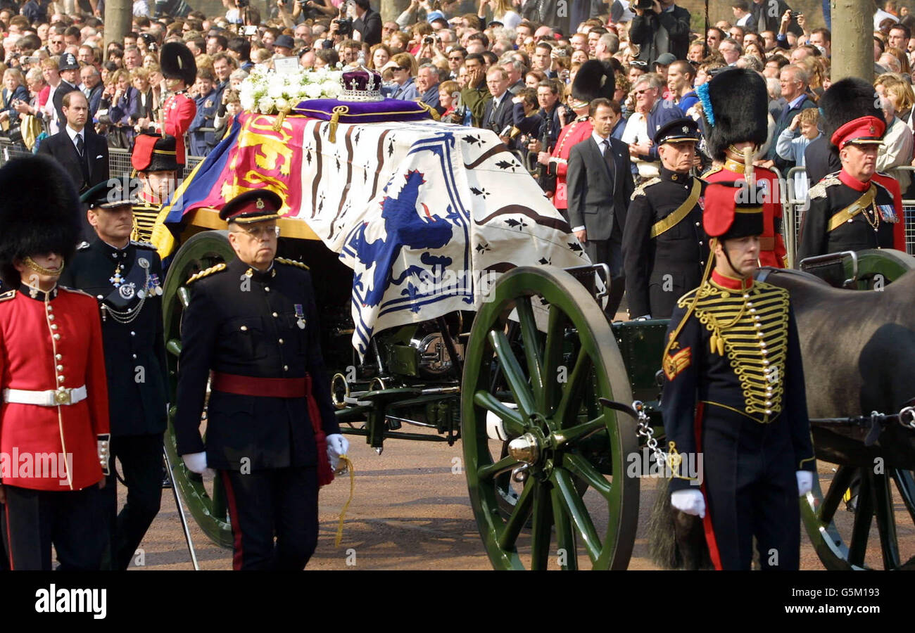 Le cercueil de la Reine mère est transporté sur une voiture à canon le long du Mall pendant une procession cérémonielle à Westminster Hall, à Londres. Banque D'Images