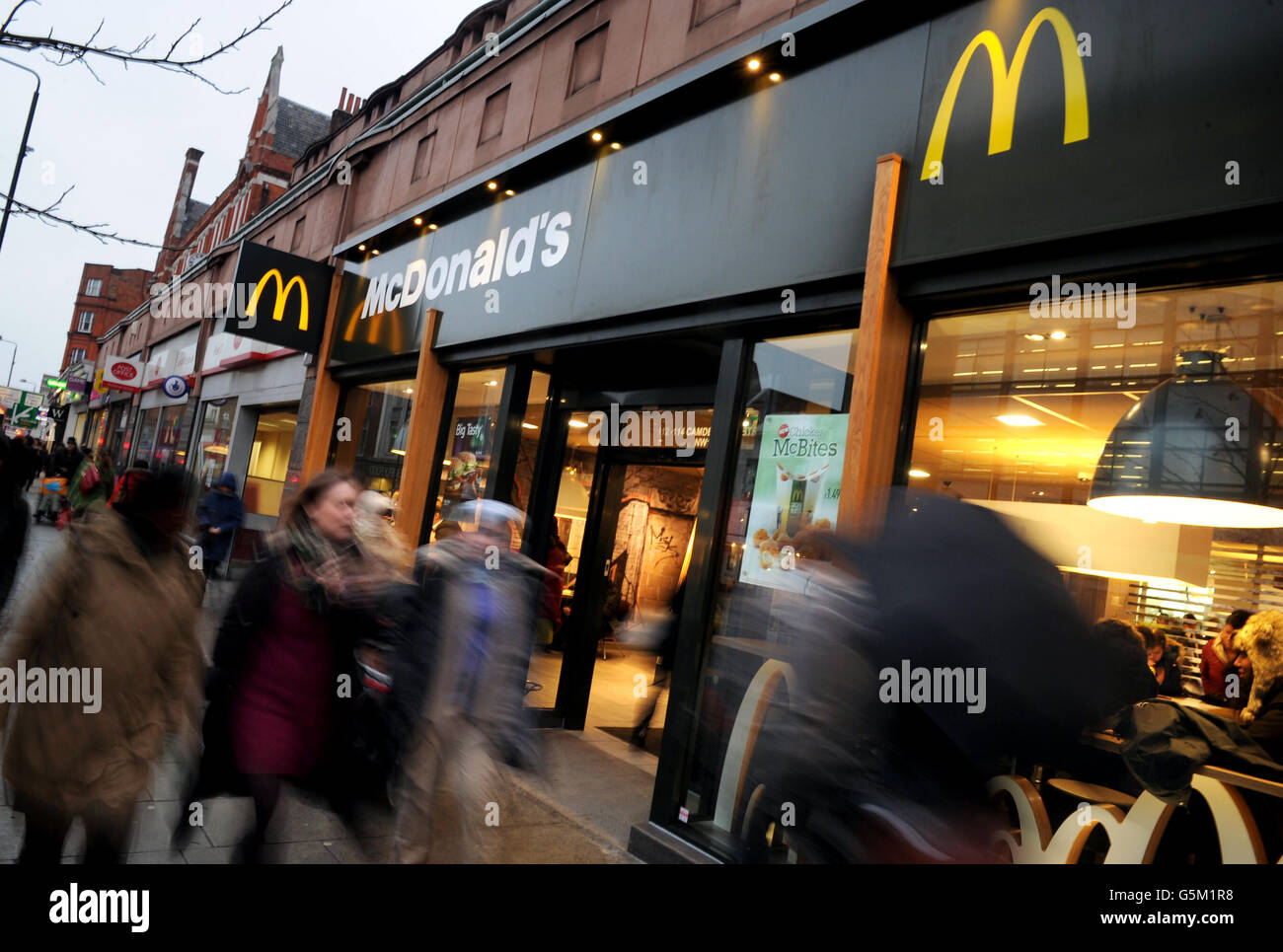Vista general de un restaurante mcdonalds en camden Banque de