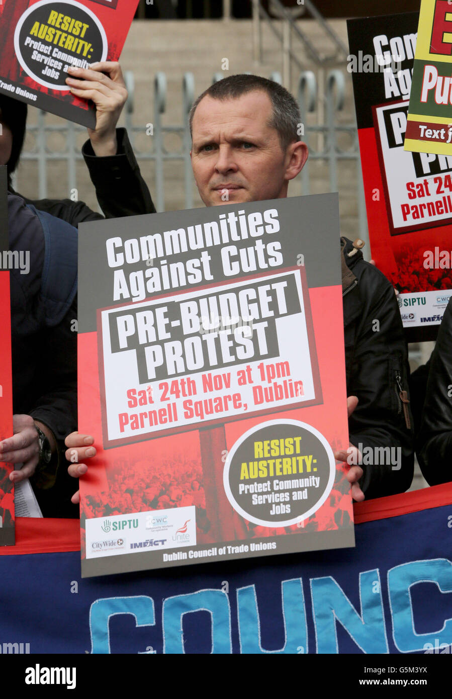Les protestations des membres du syndicat devant la place de la Banque centrale à Dame Street, Dublin, se sont tenues en solidarité avec la grève générale dans plusieurs pays européens. Banque D'Images