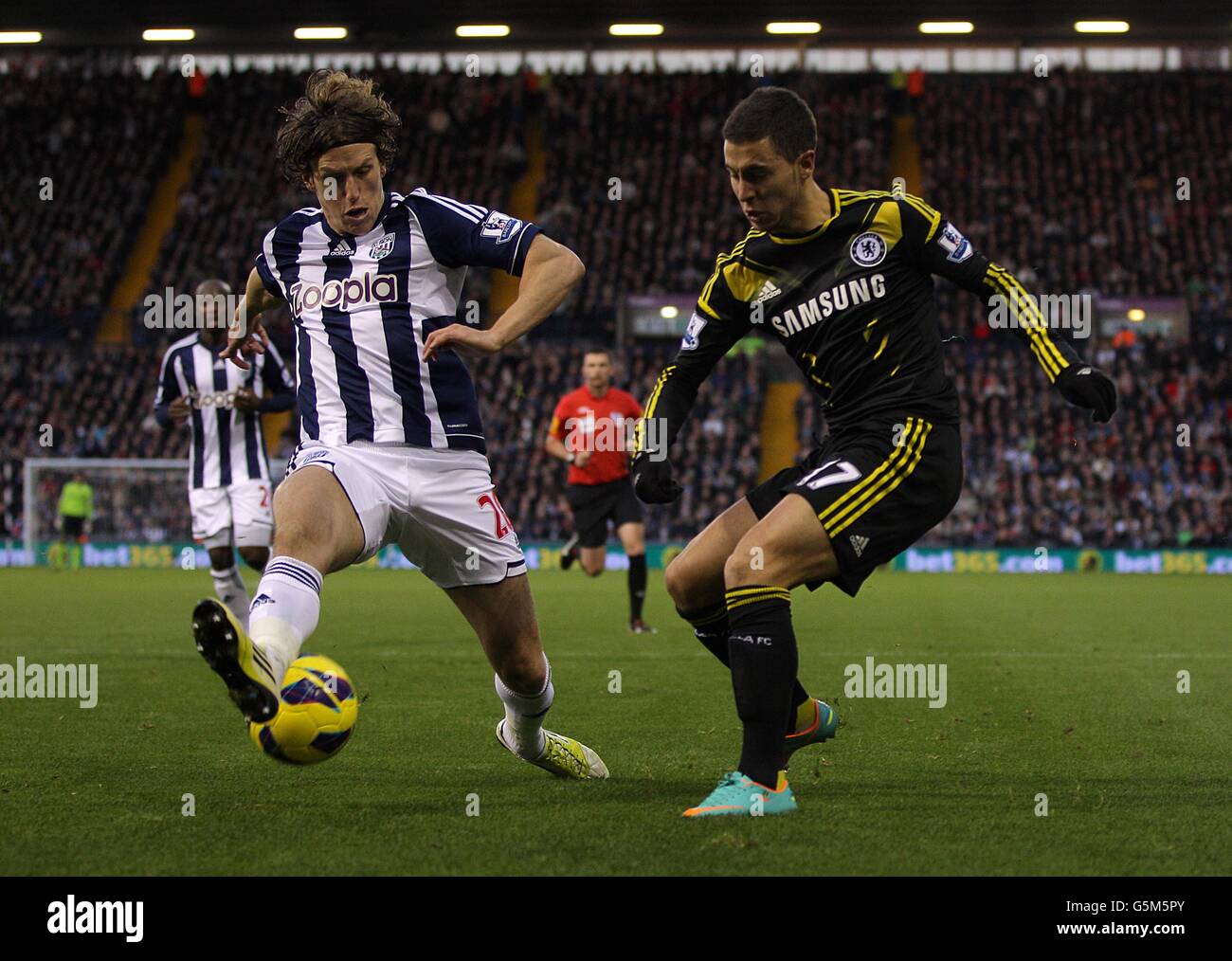 Soccer - Barclays Premier League - West Bromwich Albion / Chelsea - The Hawthorns.L'Eden Hazard de Chelsea traverse sous la pression de Billy Jones de West Bromwich Albion Banque D'Images