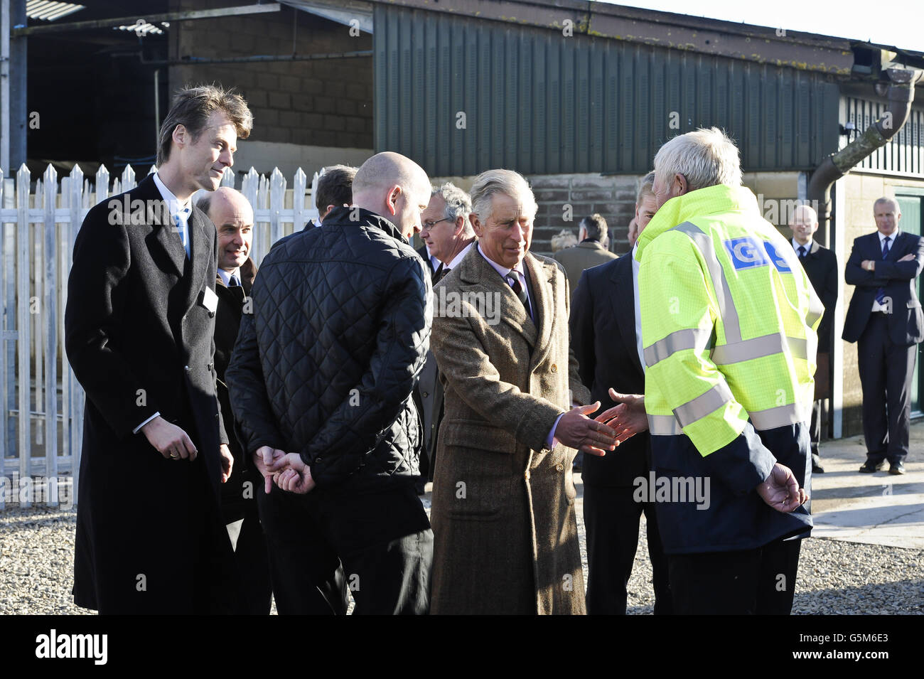 Le Prince de Galles serre la main avec le personnel à son arrivée à l'usine de production de biométhane et de Digester anaérobies à Rainbarrow Farm, Dorchester. Banque D'Images