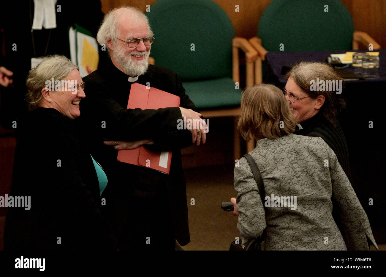 Rowan Williams, l'archevêque sortant de Canterbury, parlant à Caroline Spencer (de gauche à droite), Revd Celia Thomson et Revd Clare Edwards lors d'une pause dans une réunion du Synode général de l'Église d'Angleterre, à la Maison de l'Église dans le centre de Londres. Banque D'Images