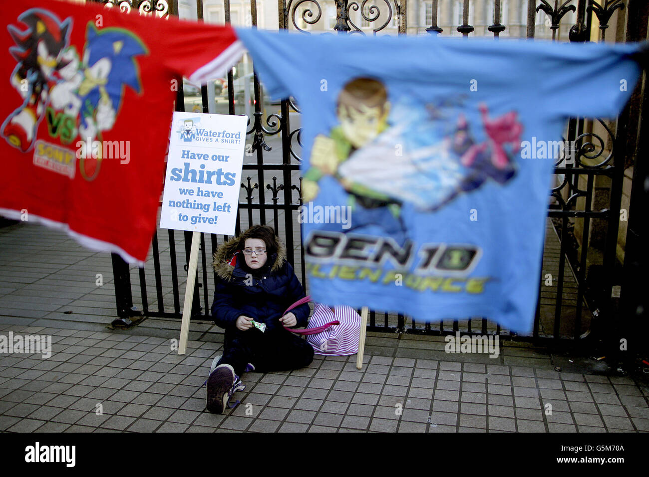 Hannah Murphy se joint aux manifestants à l'extérieur de Leinster House, à Dublin, lors du rassemblement contre les réductions proposées par le gouvernement pour l'aide à domicile et les soignants des personnes handicapées. Banque D'Images