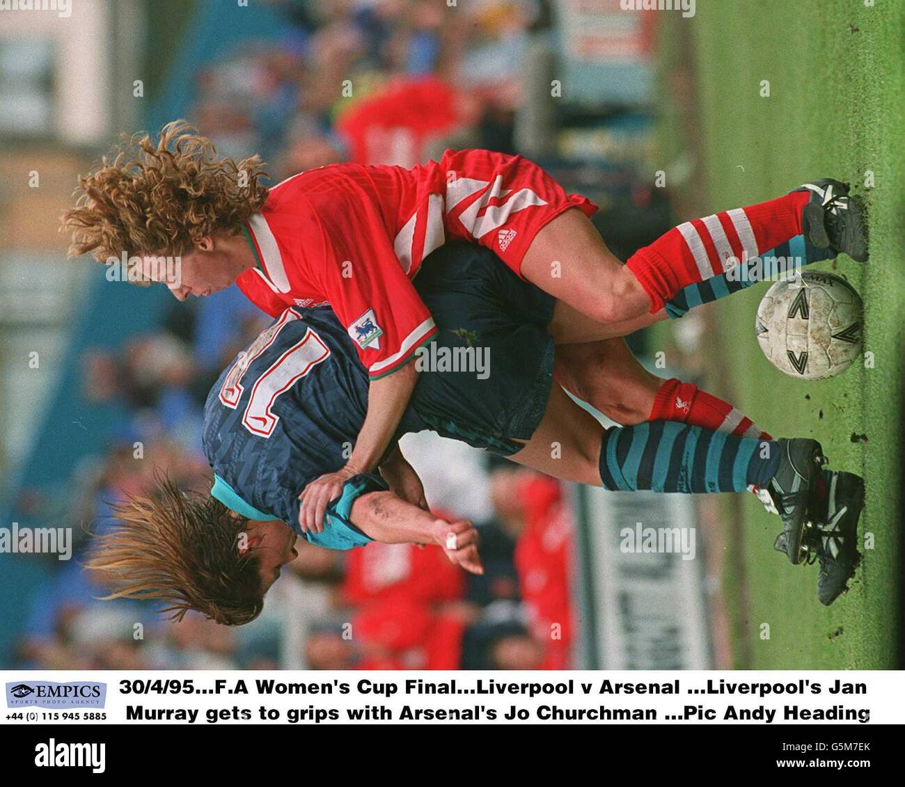 30/4/95.Finale de la coupe féminine F.A.Liverpool v Arsenal, Jan Murray de Liverpool s'accroche à JO Churchman d'Arsenal Banque D'Images