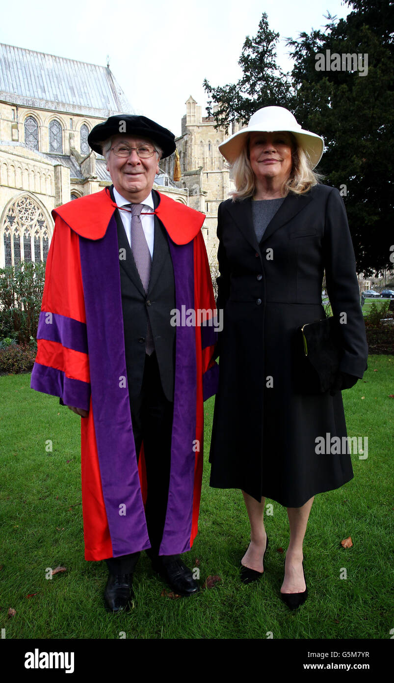 Sir Mervyn King, gouverneur de la Banque d'Angleterre, avec son épouse Barbara, comme il pose pour les photographes avant de recevoir un doctorat honorifique en droit civil de l'Université de Kent à la cathédrale de Canterbury. Banque D'Images