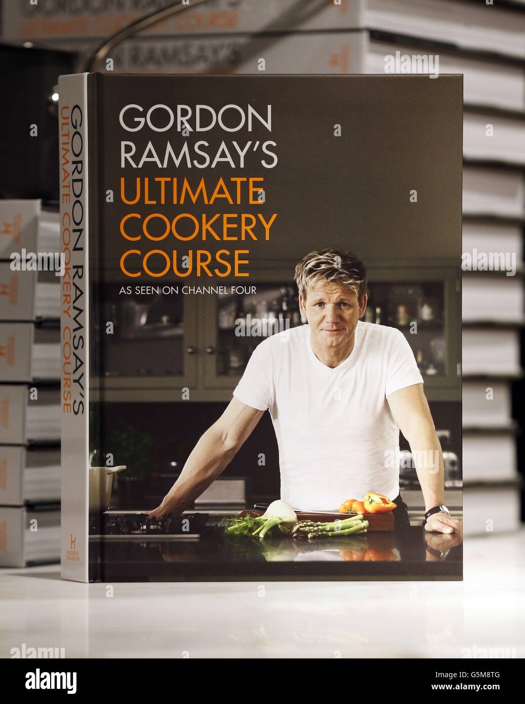 Le nouveau livre de Gordon Ramsay, célèbre chef, « Ultimate Cookery course », est exposé lors d'un événement de signature à Harrods, Londres. Banque D'Images