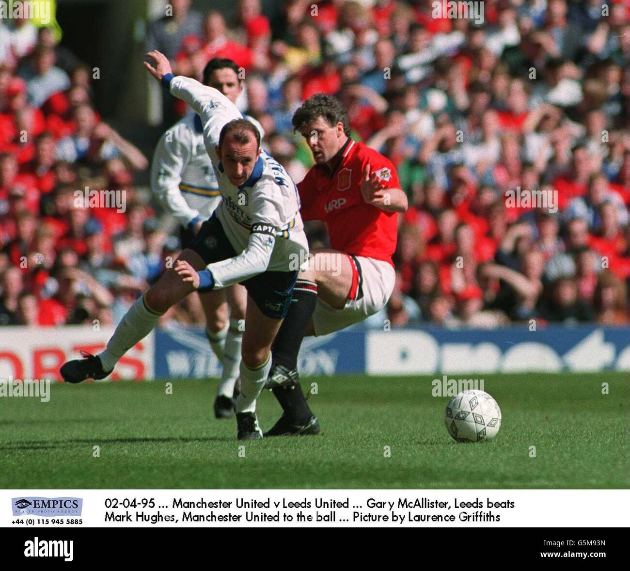 02-04-95 ... Manchester United / Leeds United ... Gary McAllister, Leeds bat Mark Hughes, Manchester United à la balle ... Photo de Laurence Griffiths Banque D'Images