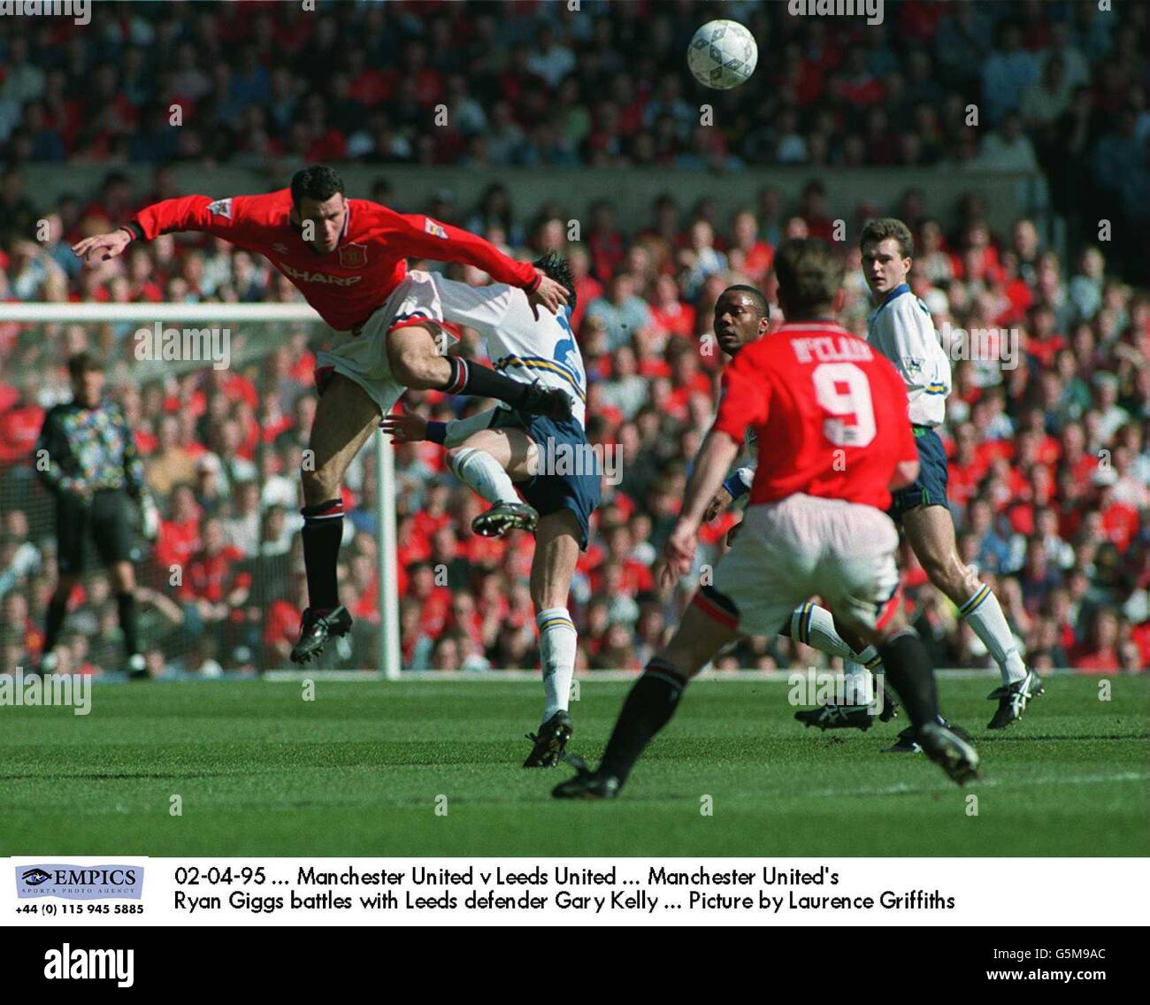 02-04-95 ... Manchester United / Leeds United ... Ryan Giggs de Manchester United lutte avec le défenseur de Leeds Gary Kelly ... Photo de Laurence Griffiths Banque D'Images