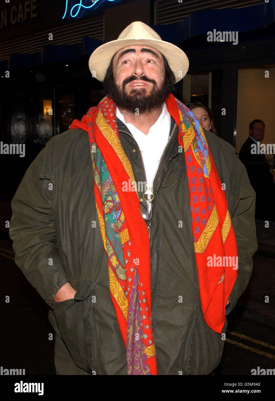 Ferdora chapeau écharpe barbe célébrité musique souriant luciano pavarotti  Banque de photographies et d'images à haute résolution - Alamy