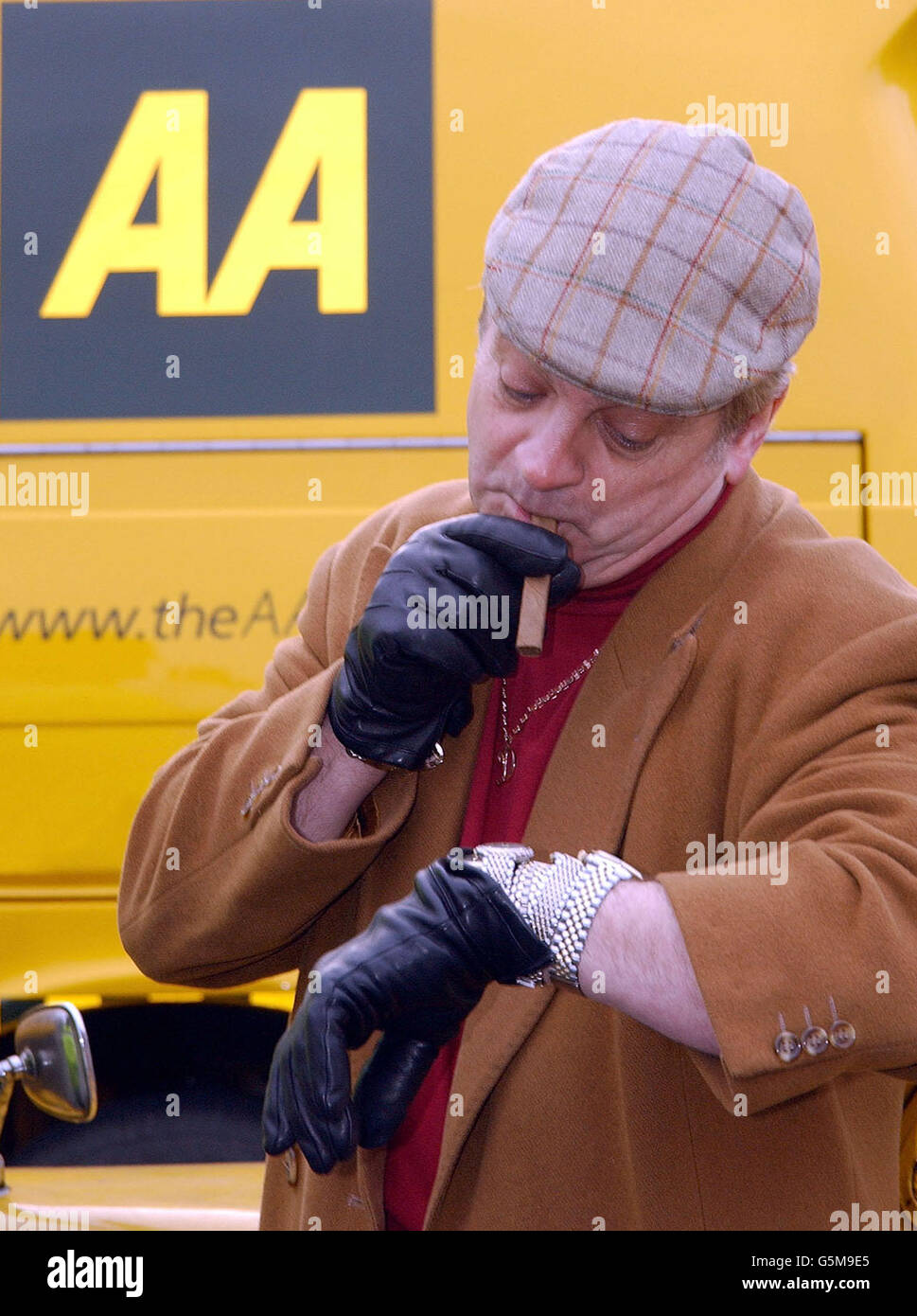 Le marchand de rouleurs préféré de Grande-Bretagne, « Del Boy » (à gauche) (ou son looku Maurice Canham) avec la fourgonnette à trois roues de la BBC « Only Fools and Horses » à Trafalgar Square, Londres. * 'Del Boy' a aidé à lancer le programme d'achat de voitures commerciales de l'AA, 'Buyacar'. Banque D'Images