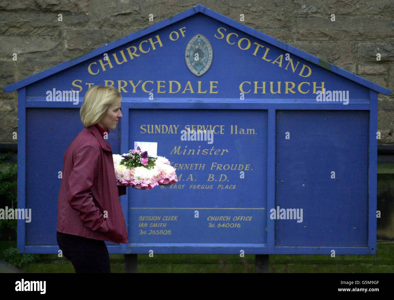 Les fleurs arrivent à St Bryce Kirk à Kirkcaldy où le service funéraire de Jennifer Brown, la fille née prématurément du chancelier Gordon Brown et de sa femme Sarah, aura lieu plus tard aujourd'hui vendredi 11 janvier 2002. Banque D'Images