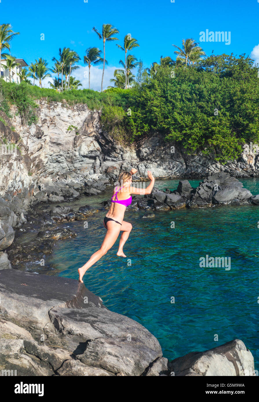 Femme saute en falaise, Kapalua Maui Banque D'Images