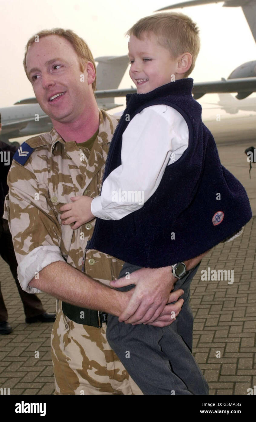 Le Caporal Stephen Wall accueille son fils Geoffrey, à la RAF Brize Norton, dans l'Oxfordshire.Il faisait partie de plus de 30 membres de l'équipage de la RAF qui sont retournés avec deux camions-citernes VC-10 qui avaient ravitaillé la plupart des bombardiers américains lors de leurs raids sur les forces des Talibans et d'al-Qaida en Afghanistan. Banque D'Images
