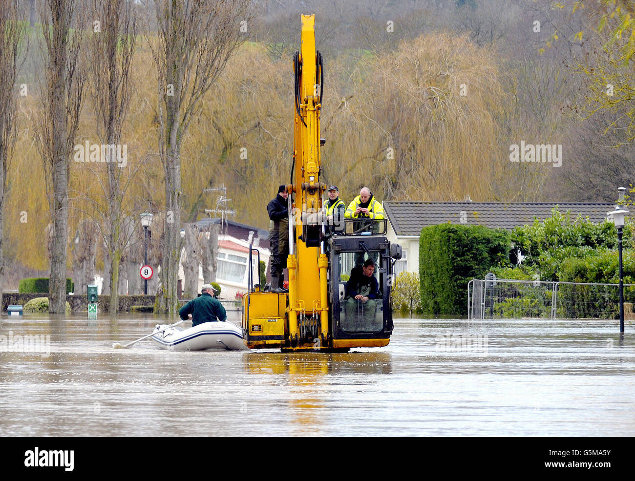 Temps d'automne 26 novembre.Aujourd'hui, les ouvriers sont transportés par les inondations sur un creuseur à Stratford-Avon. Banque D'Images