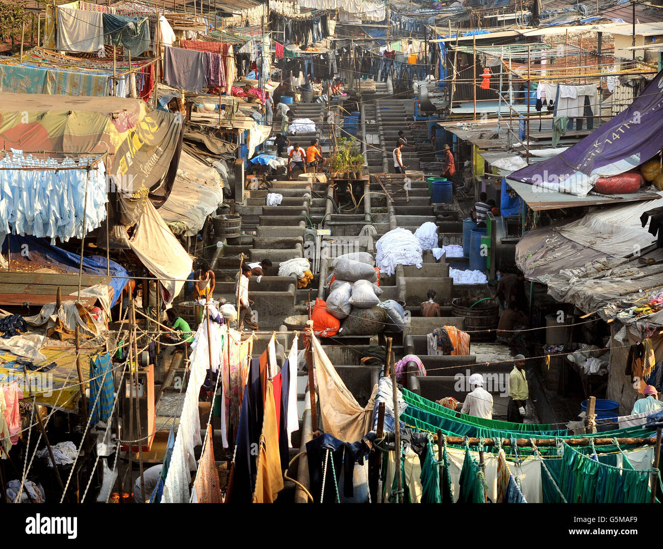 Les lave-linge, connus localement sous le nom de Dhobis, travaillent à l'ouverture pour laver les vêtements des ménages, des hôtels et des hôpitaux de Mumbai au Mahalaxmi Dhobi Ghat (lieu de lavage) dans le district de Mahalaxmi à Mumbai, en Inde. Banque D'Images