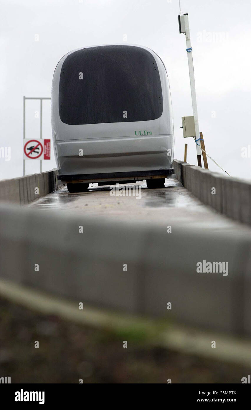 Le nouveau service de taxi sans chauffeur de Cardiff est testé dans la zone de « Bay » de la ville. Le « ultra » (Urban Light transport) est le premier du genre au monde et se déplace à une vitesse de 25 km/h. L'ULTRA est le fruit du professeur Martin Lowson de l'université de Bristol. * qui a travaillé auparavant sur le programme d'espace d'atterrissage sur la lune. Ultra est en cours de développement avec le soutien du conseil du comté de Cardiff, qui espère avoir le premier système de ce type en place et en fonctionnement d'ici 2004 dans une tentative de réduire la congestion. Banque D'Images