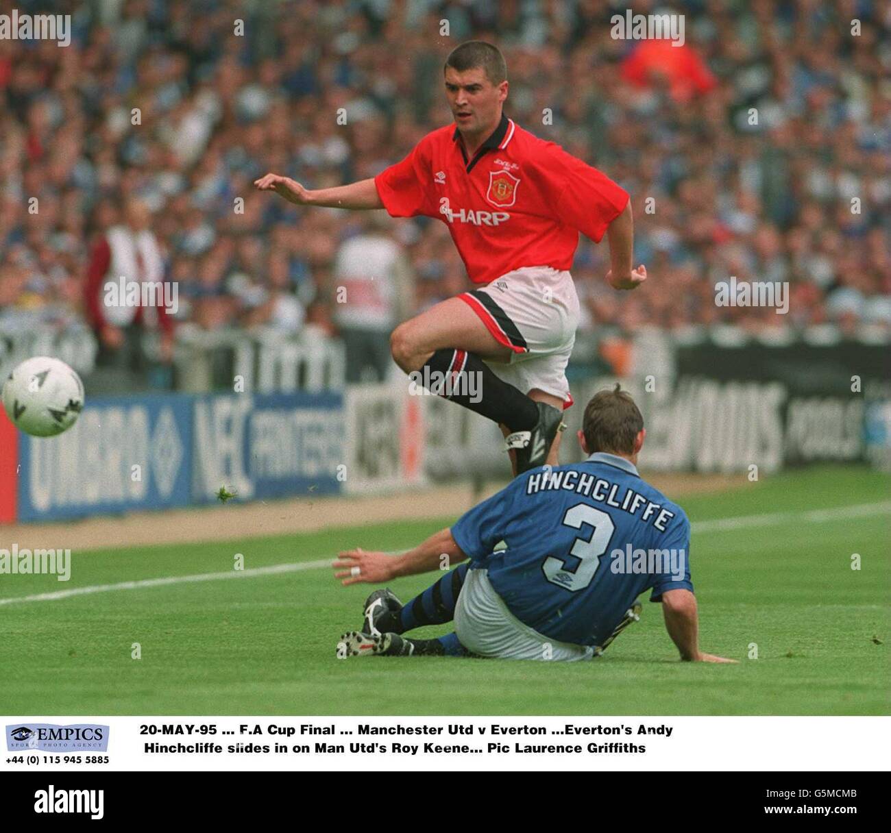 20-MAI-95 ... Finale de la coupe F.A ... Manchester United contre Everton ...Andy Hinchcliffe d'Everton glisse sur Roy Keane de Manchester United Banque D'Images