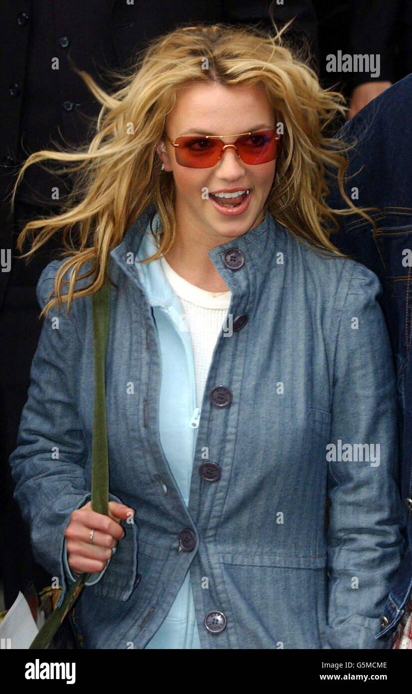 La chanteuse Britney Spears quitte l'hôtel Mandarin Oriental de Knightsbridge, Londres, lors de sa visite promotionnelle au Royaume-Uni.*24/01/02: Pop princesse Britney Spears ( à gauche), qui a admis échanger des e-mails avec le prince William (à droite) au sujet de la mise en place d'une date, il a été rapporté.Un membre de l'auditoire du Frank Skinner Show a dit au Sun que Spears a dit qu'ils avaient parlé d'aller pour un repas, mais rien n'en est venu.Le starlet de 20 ans est apparu net lors d'une interview enregistrée avec le funnyman Banque D'Images